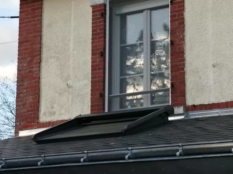 Installation d'un Velux avec volet roulant solaire, Nantes, BS Charpente Bois